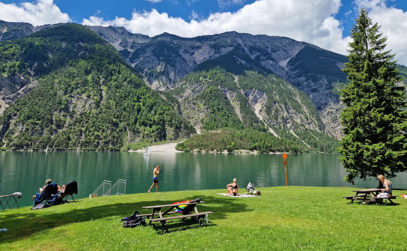 Фото Achensee Camping с трава поверхностью