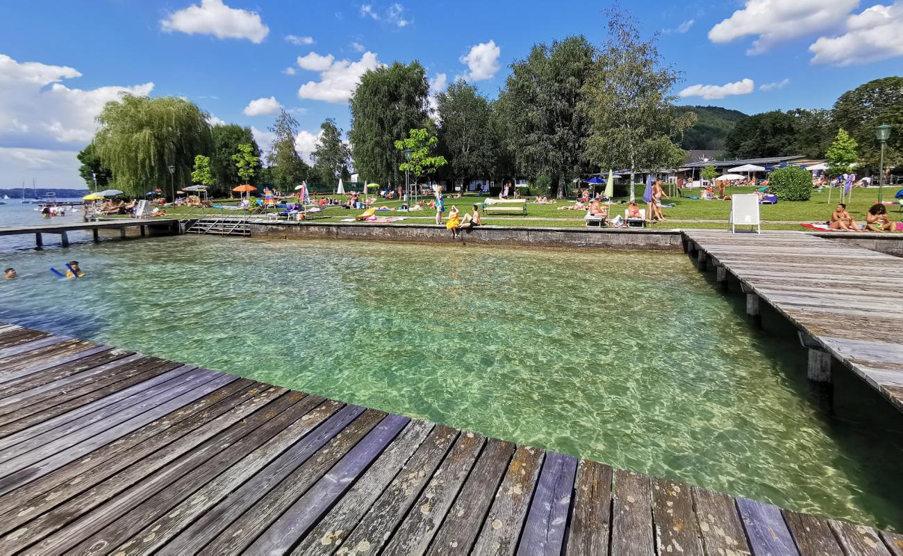 Фото Strandbad Weyregg с трава поверхностью