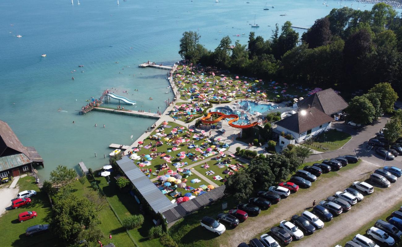 Фото Erlebnisbad Attersee с трава поверхностью