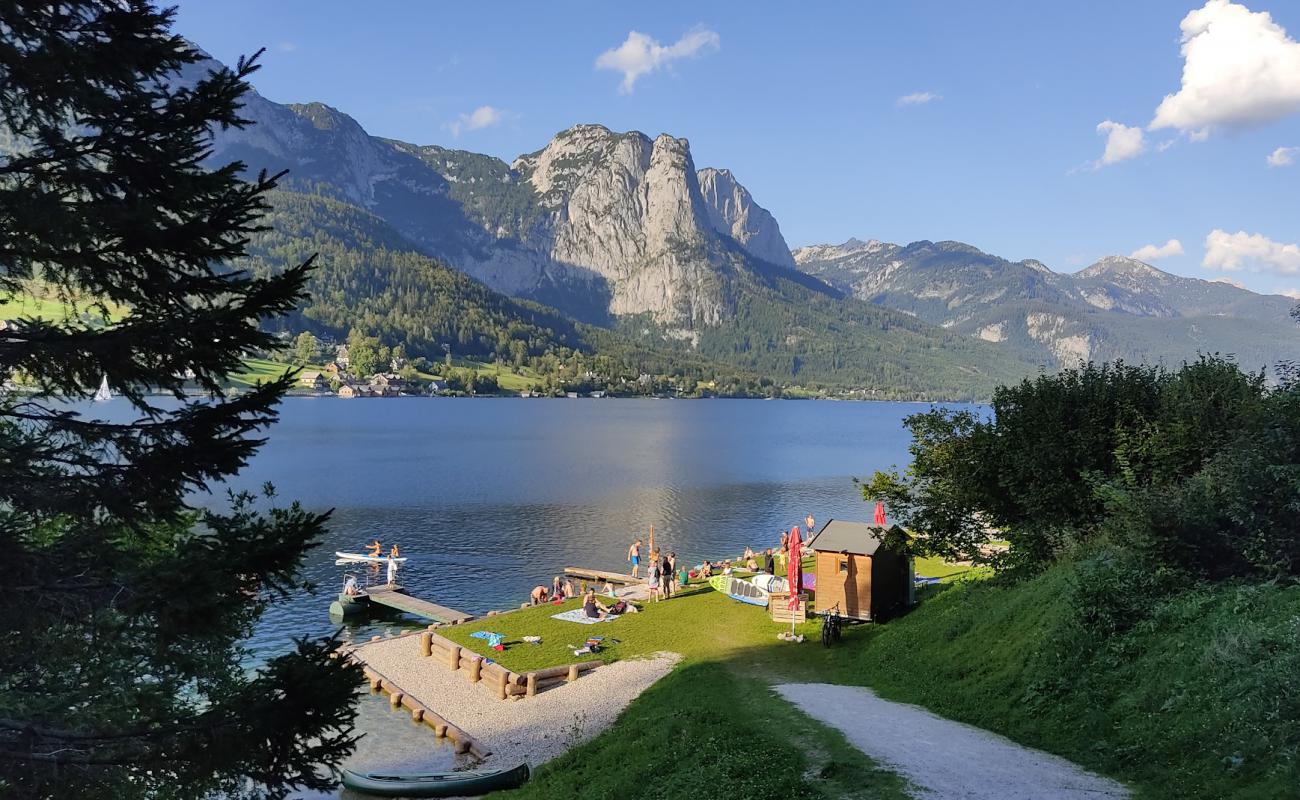 Фото Freibad Grundlsee с трава поверхностью