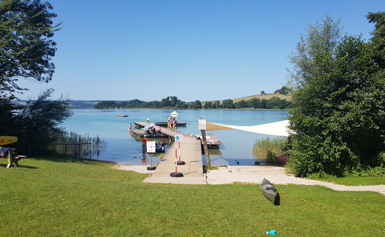 Фото Strandbad Gebertsham с трава поверхностью