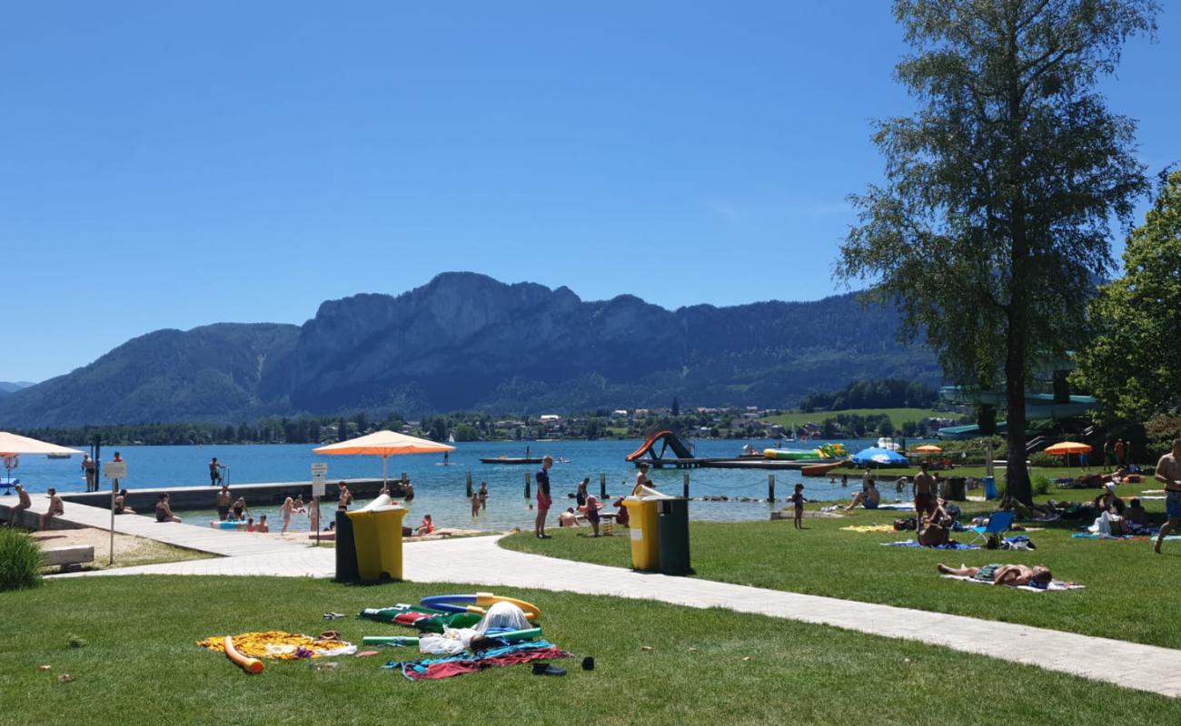 Фото Mondsee Strandbad с светлый песок поверхностью