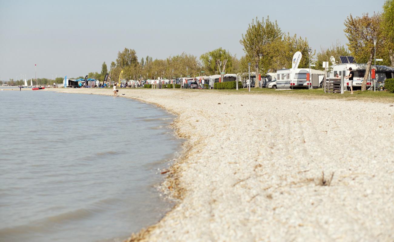 Фото Podersdorf am See с белая чистая галька поверхностью