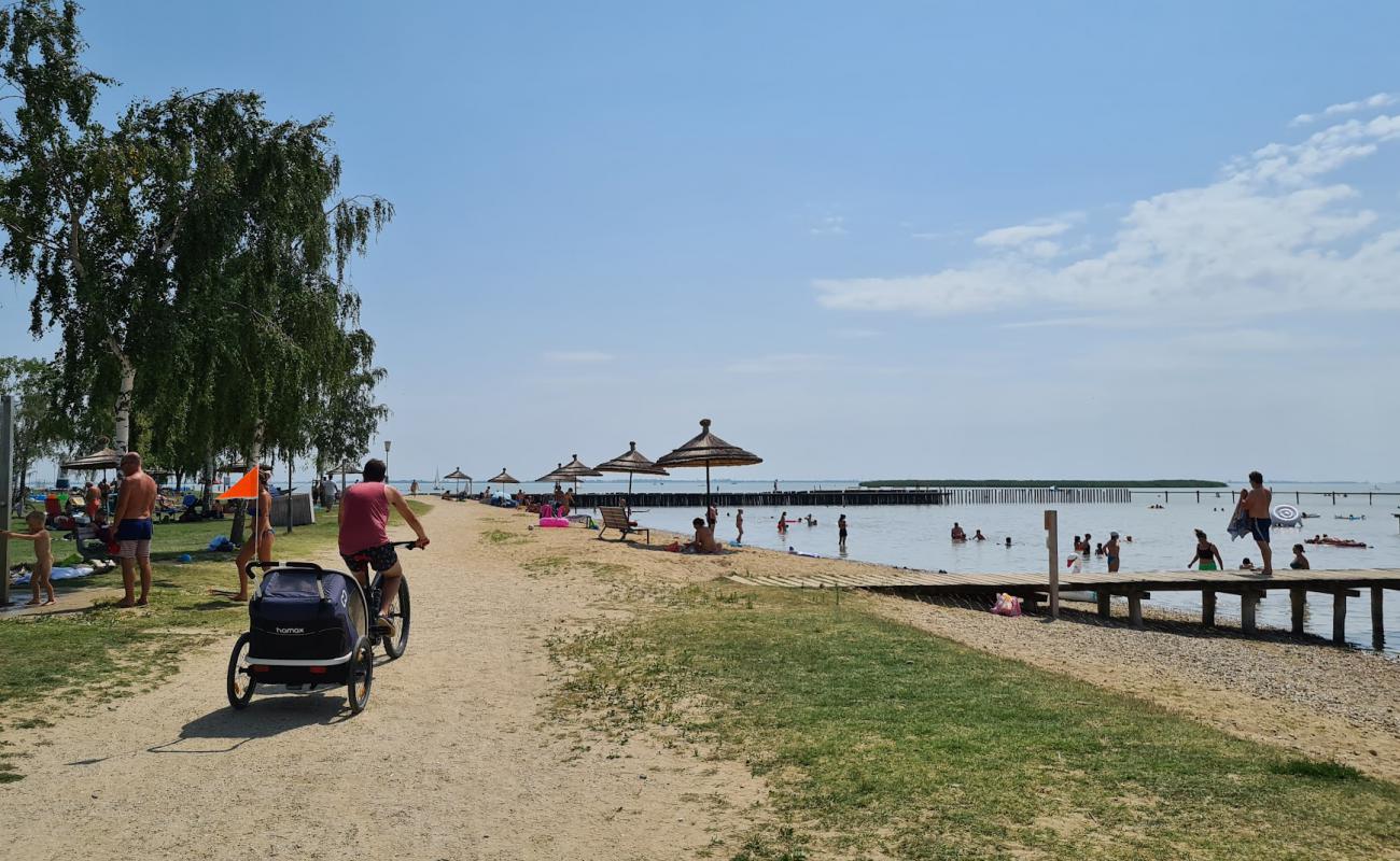 Фото Seebad Breitenbrunn с песок с галькой поверхностью