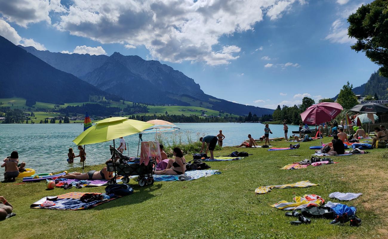 Фото Badestrand Walchsee Ostufer с трава поверхностью