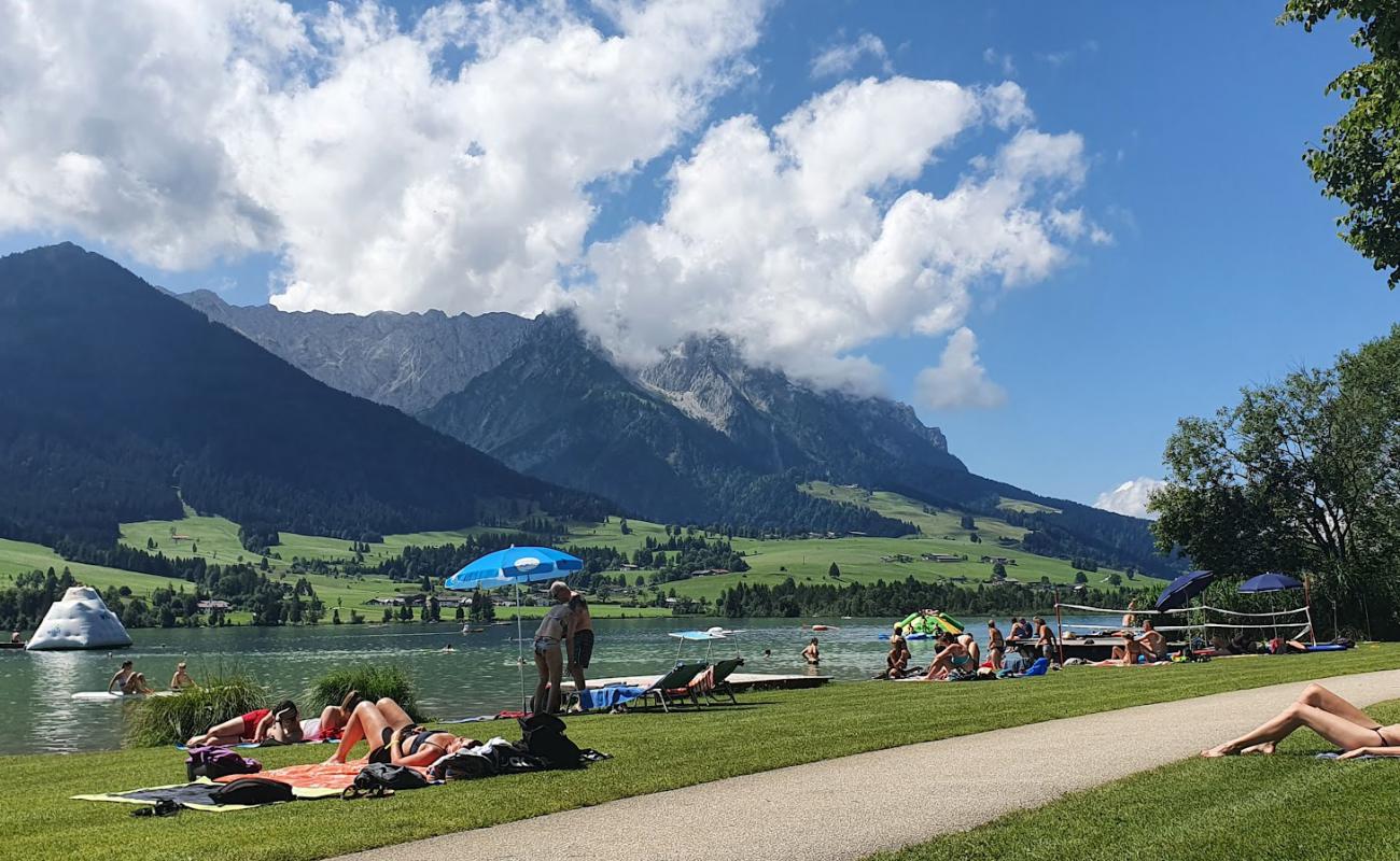 Фото Promenade Walchsee Badestelle с трава поверхностью