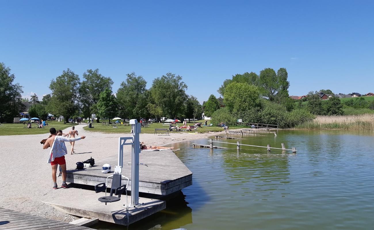 Фото Strandbad Seekirchen с трава поверхностью