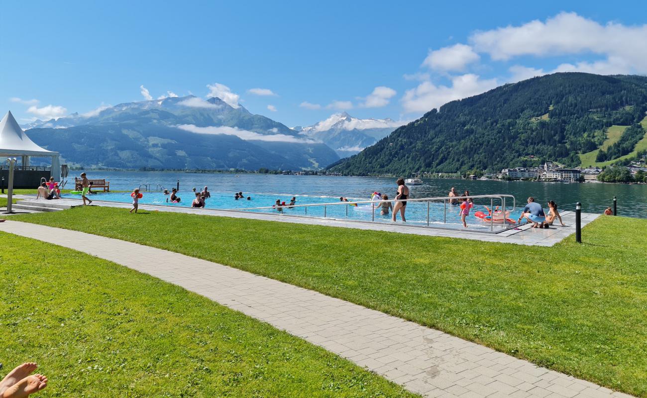 Фото Strandbad Thumersbach с трава поверхностью