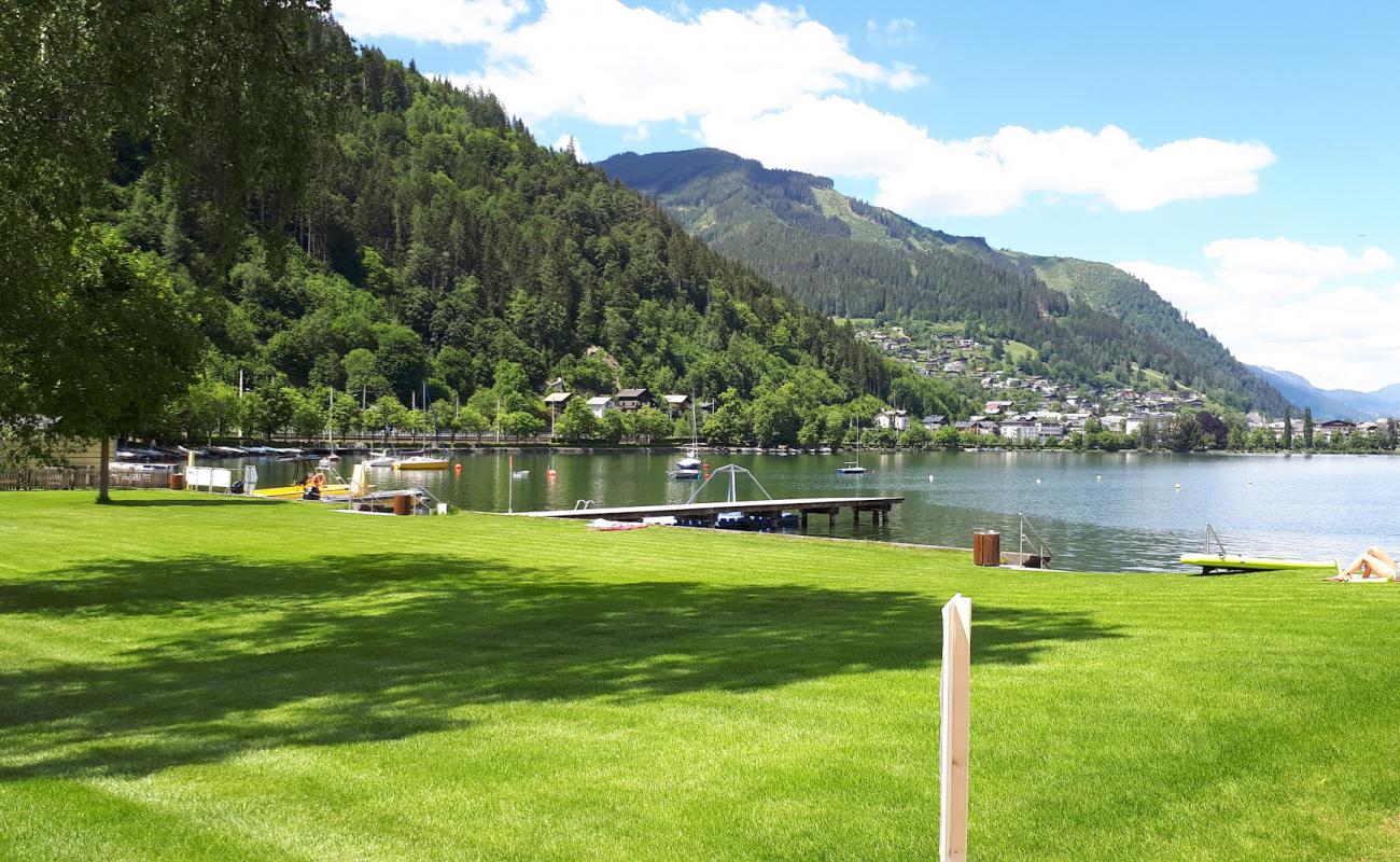 Фото Strandbad Seespitz с трава поверхностью