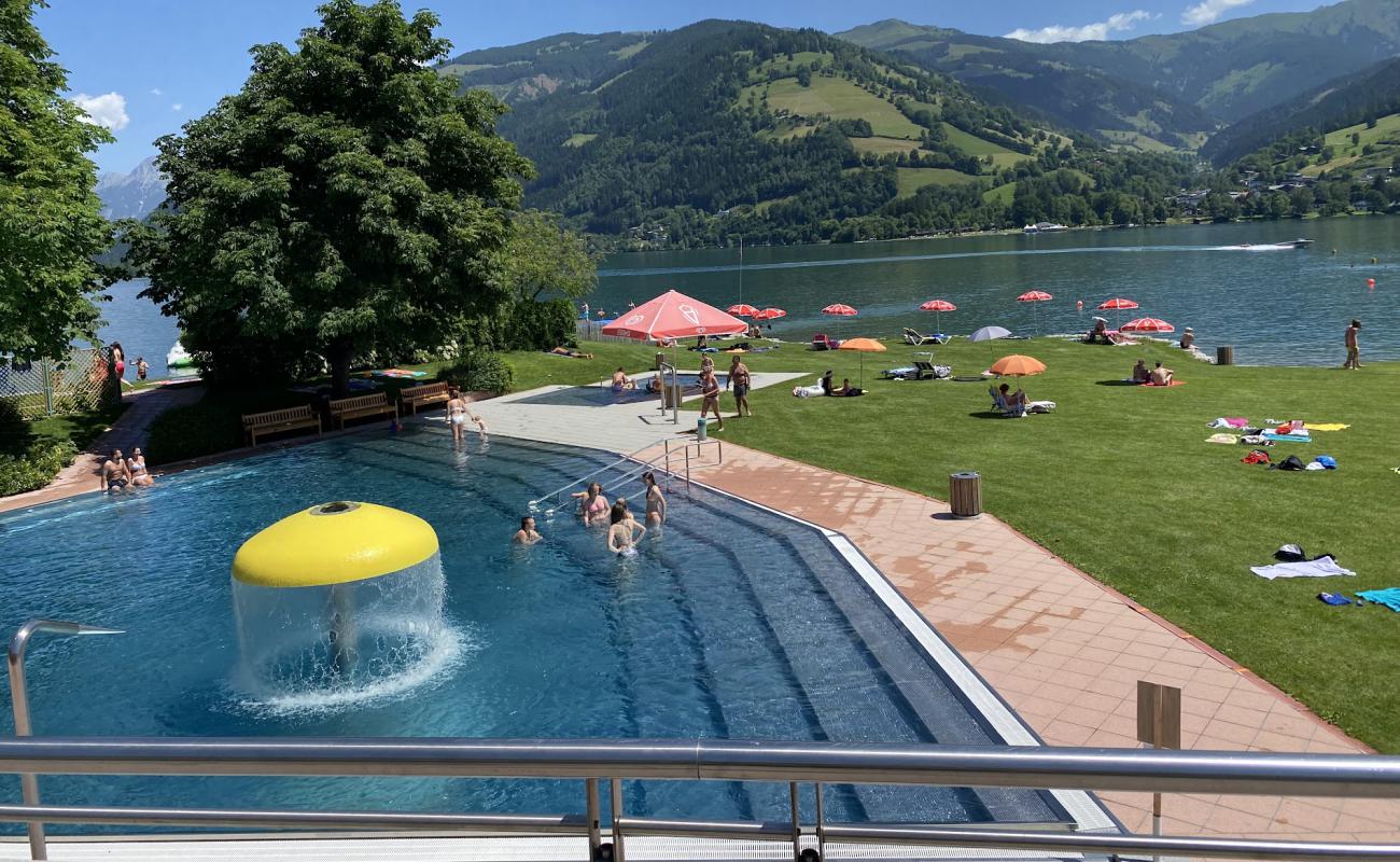 Фото Strandbad Zell am See с трава поверхностью