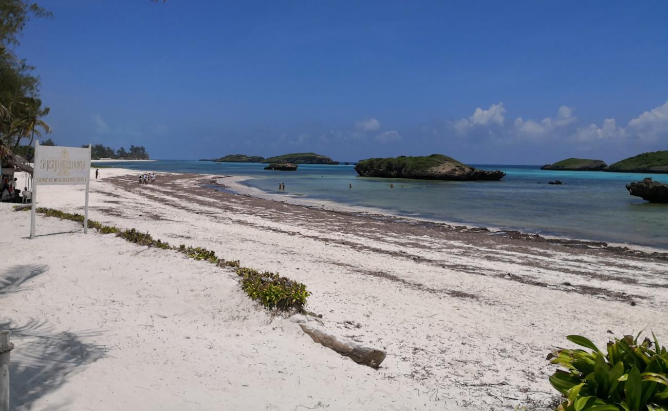 Фото Watamu Bay с белый чистый песок поверхностью