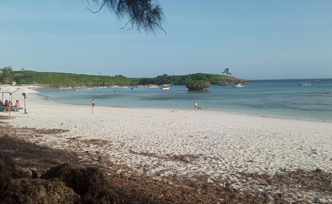 Фото Watamu Beach с белый чистый песок поверхностью