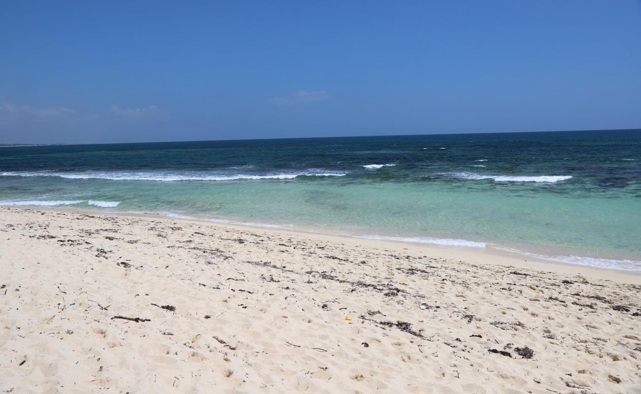 Фото Takaungu Beach с золотистый песок поверхностью