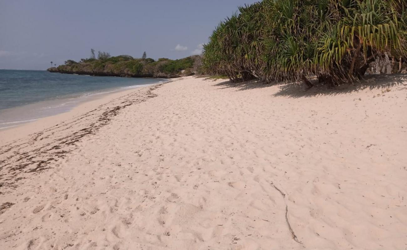 Фото Kuruwitu Beach с золотистый песок поверхностью