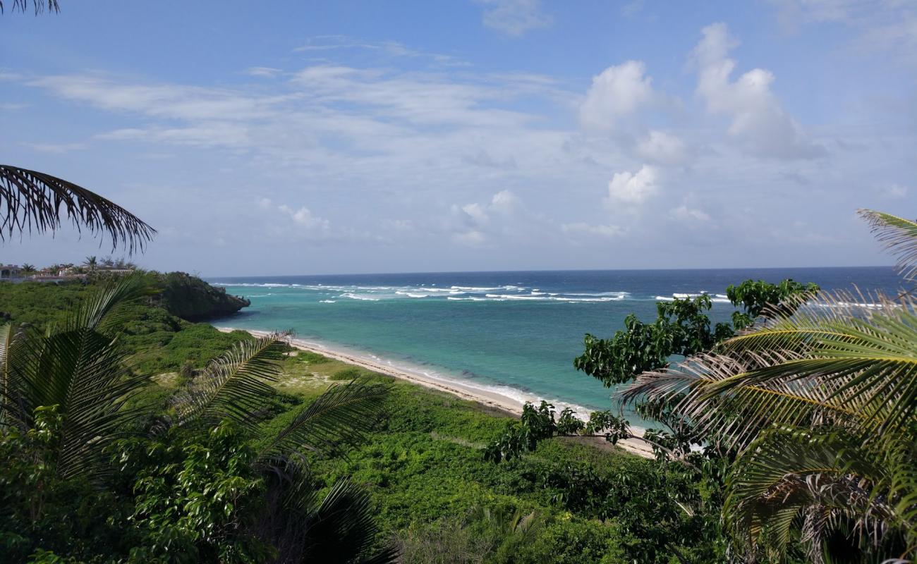 Фото Vipingo Beach II с белый песок поверхностью