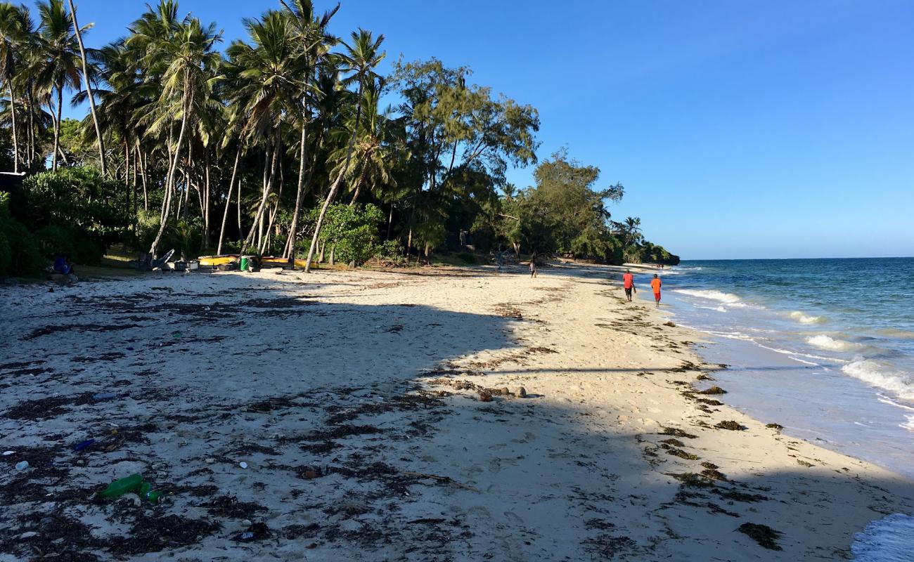 Фото Mtwapa beach с светлый песок поверхностью