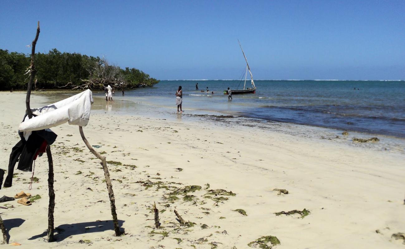 Фото Maweni Beach с серый чистый песок поверхностью