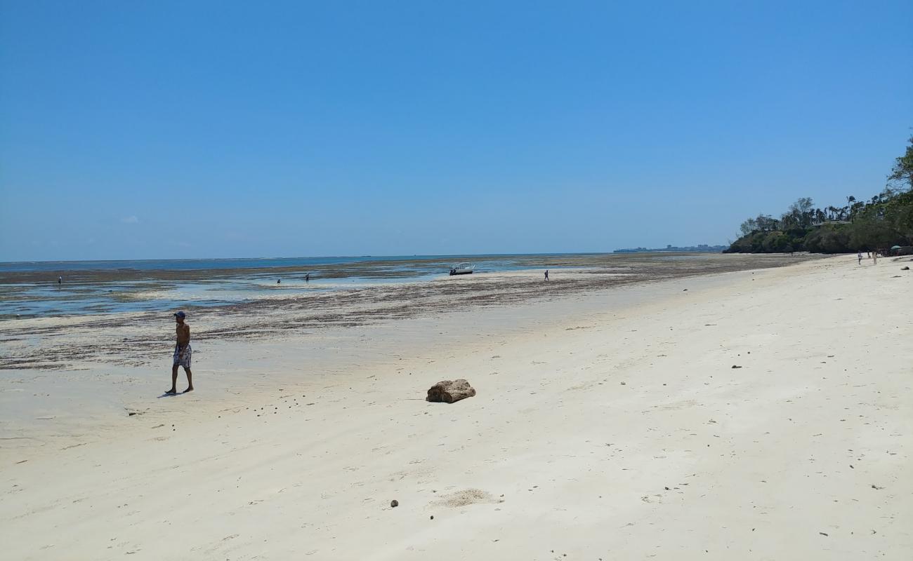 Фото Jomo Kenyatta Beach с белый чистый песок поверхностью