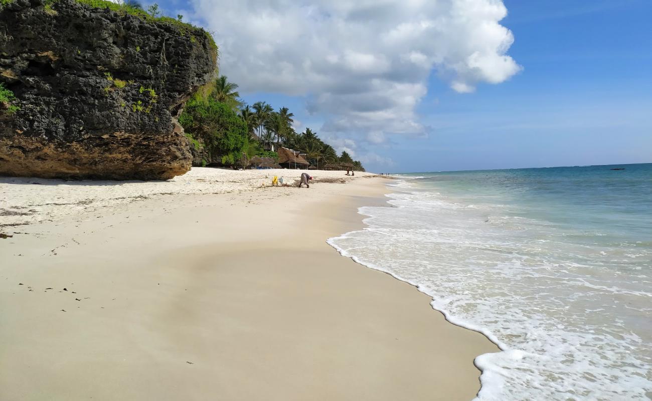 Фото Diani Beach с белый чистый песок поверхностью