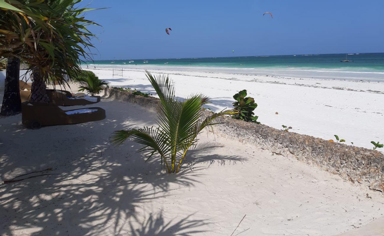 Фото Galu Beach с светлый песок поверхностью