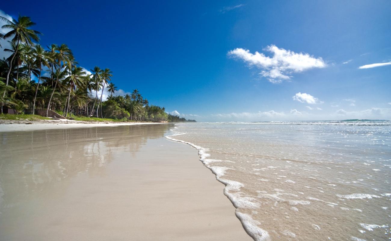 Фото Galu Kinondo Beach с белый песок поверхностью