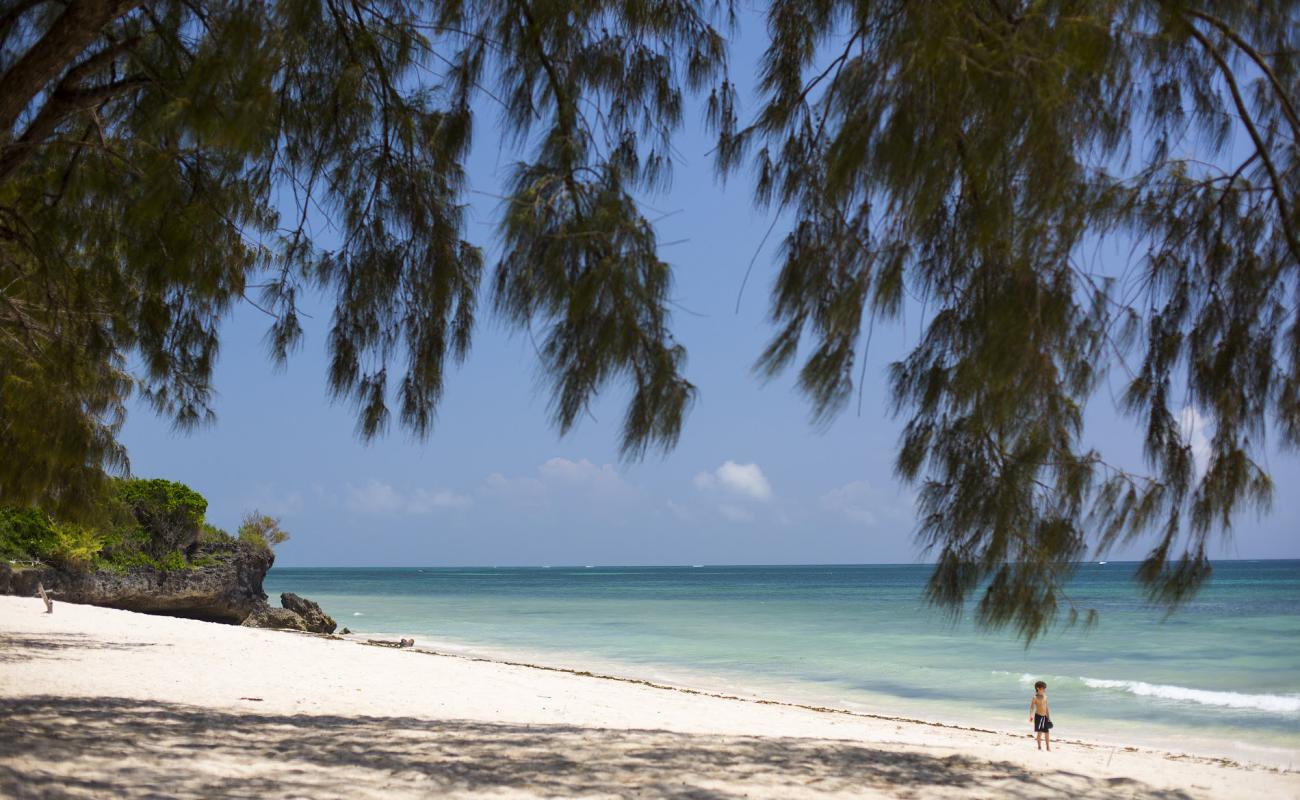 Фото Kinondo Shwari Beach с светлый песок поверхностью