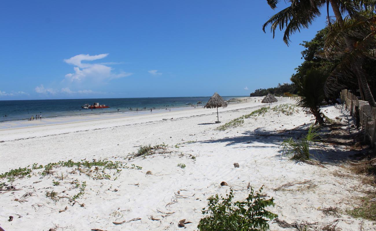 Фото Nyali Beach (Mombasa) с светлый песок поверхностью