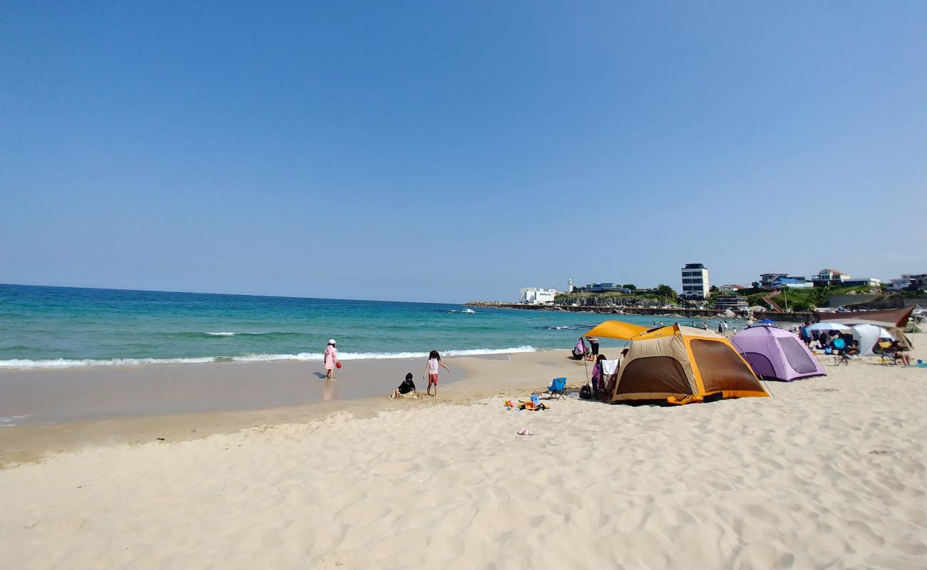 Фото Ayajin Beach с светлый песок поверхностью