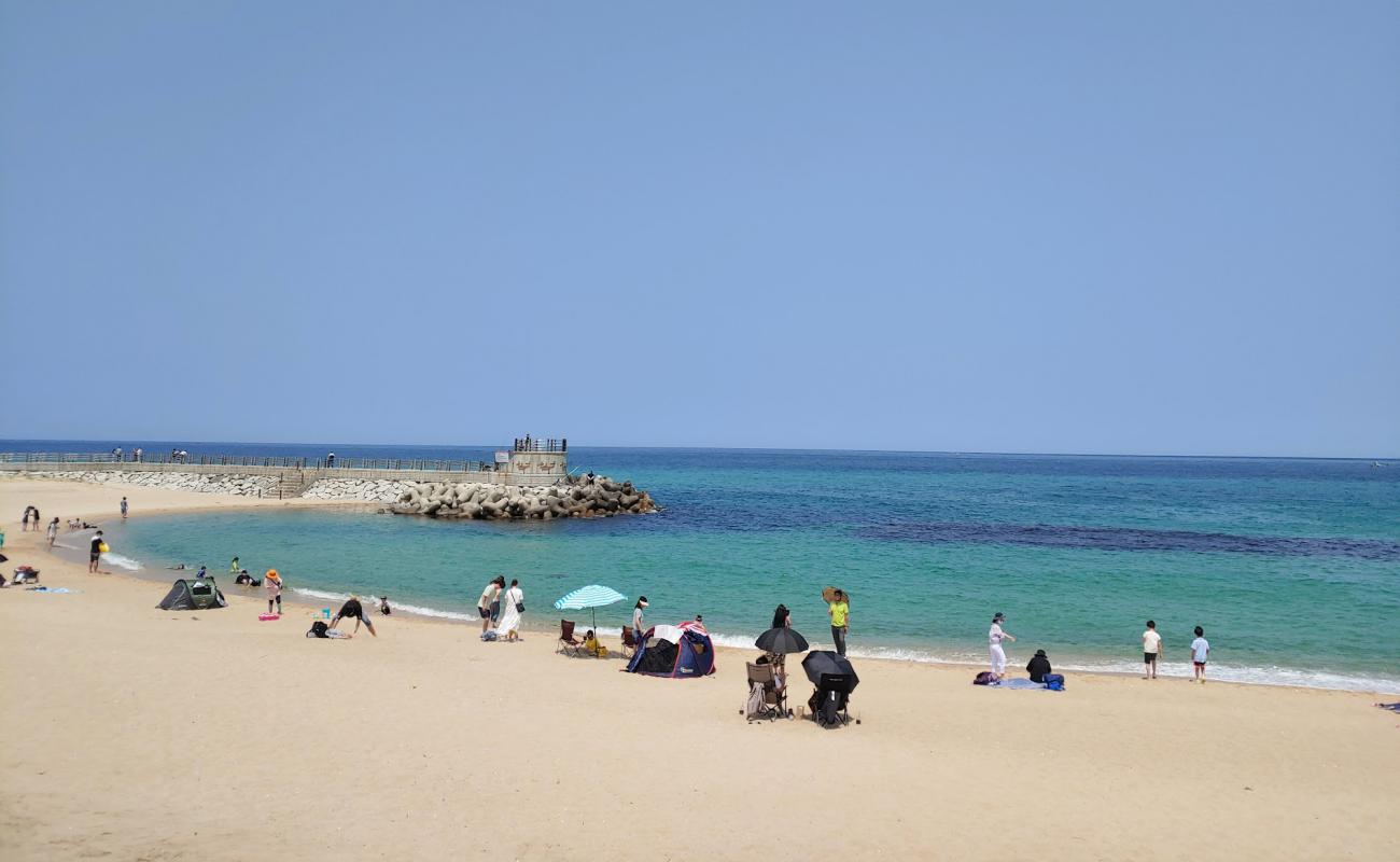 Фото Gangmun Beach с светлый песок поверхностью