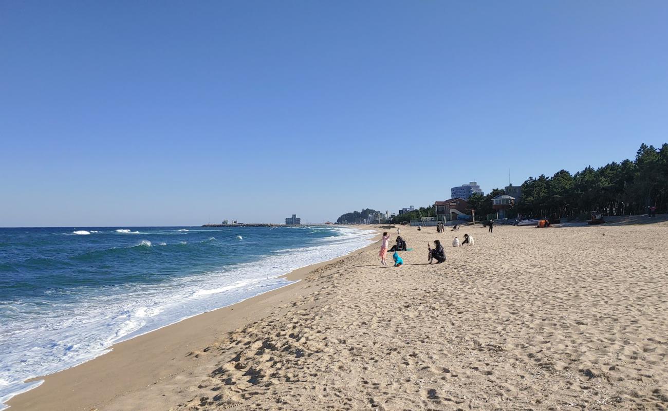 Фото Songjeong Beach с светлый песок поверхностью