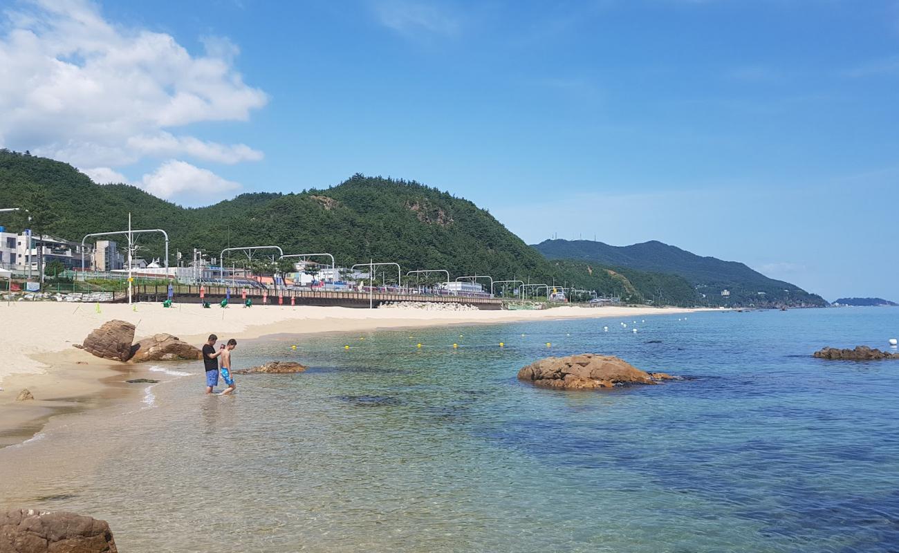 Фото Jeongdongjin Beach с светлый песок поверхностью