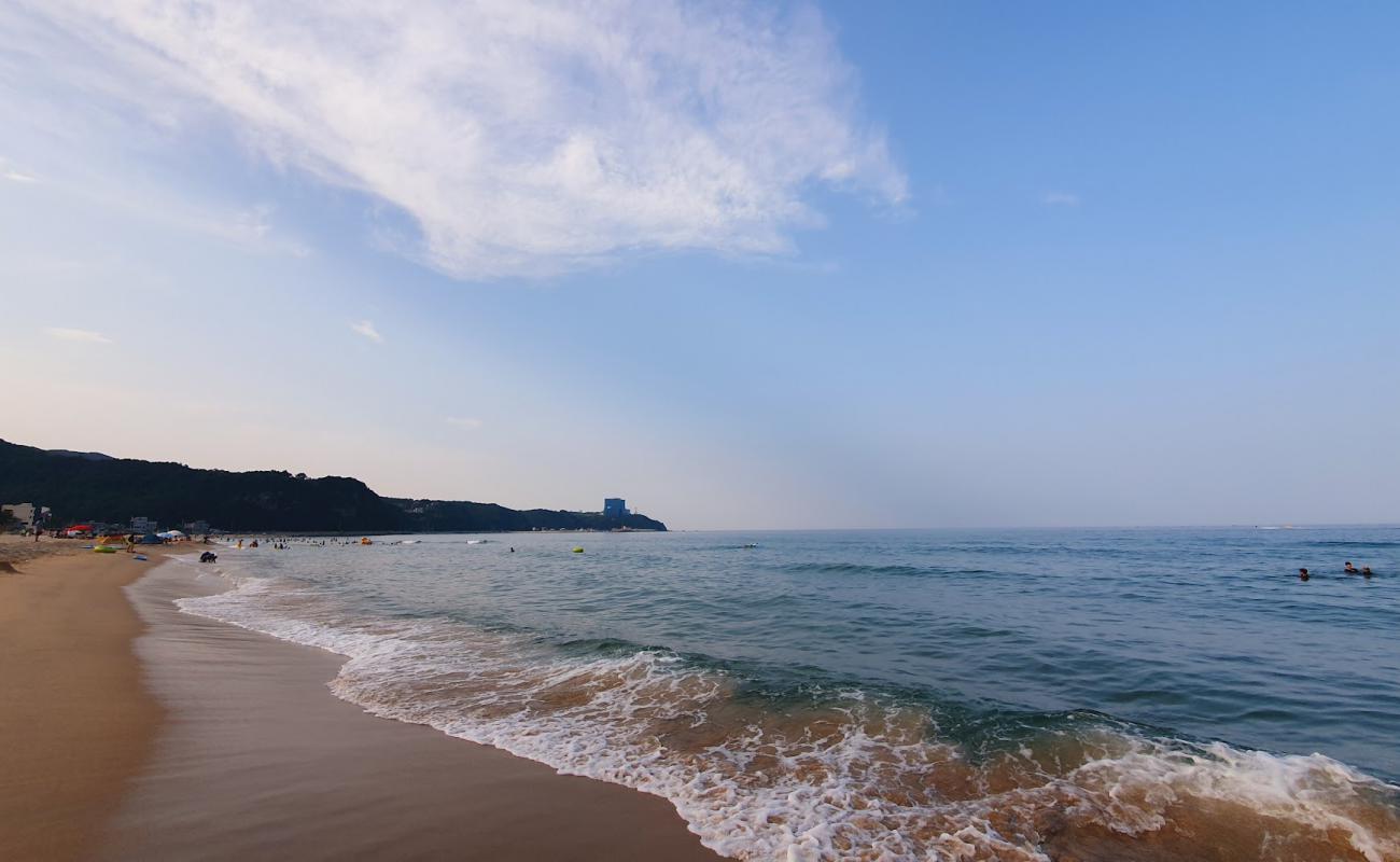 Фото Banhun Beach с светлый песок поверхностью