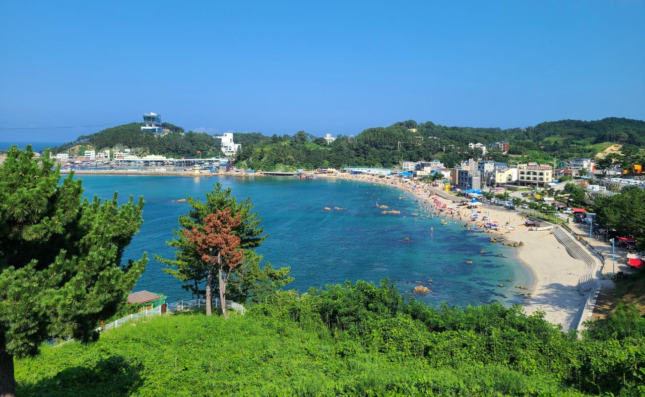 Фото Jangho Beach с светлый песок поверхностью