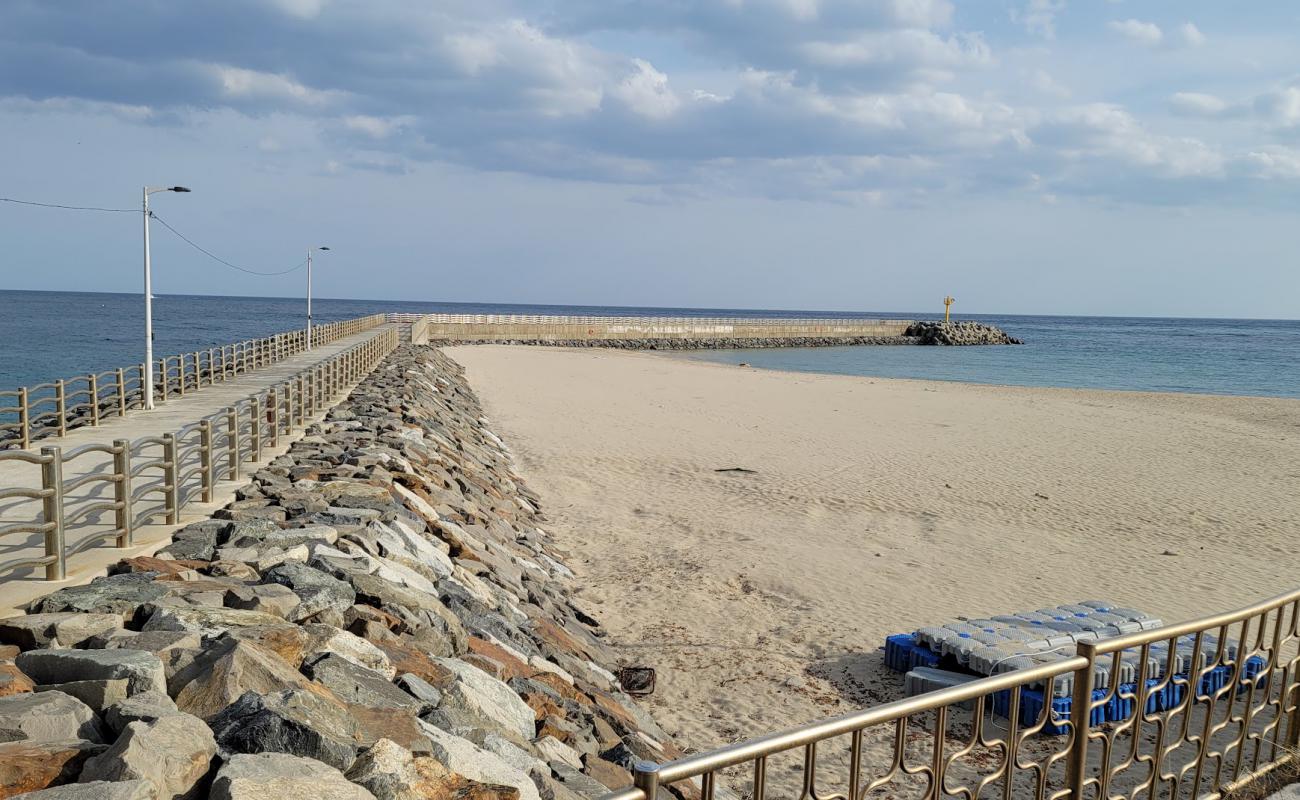 Фото Pongpyeong Beach с светлый песок поверхностью