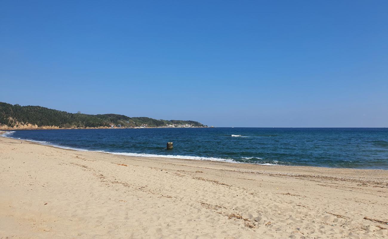 Фото Uljinitis Jeon Beach с светлый песок поверхностью