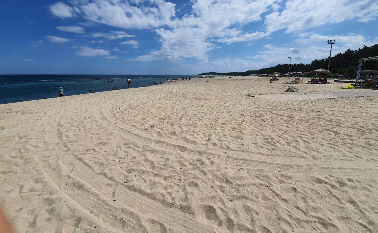 Фото Gusan Beach с светлый песок поверхностью