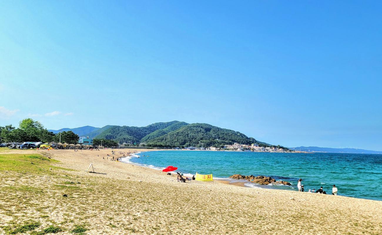 Фото Jangsa Beach с светлый песок поверхностью