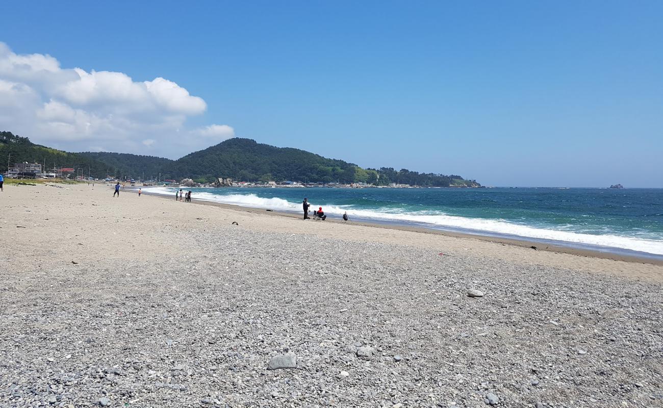 Фото Shinchanggan Beach с песок с галькой поверхностью