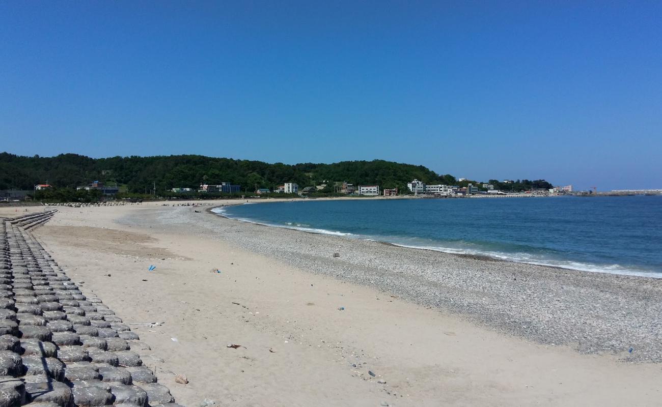 Фото Gwanseong Beach с песок с галькой поверхностью