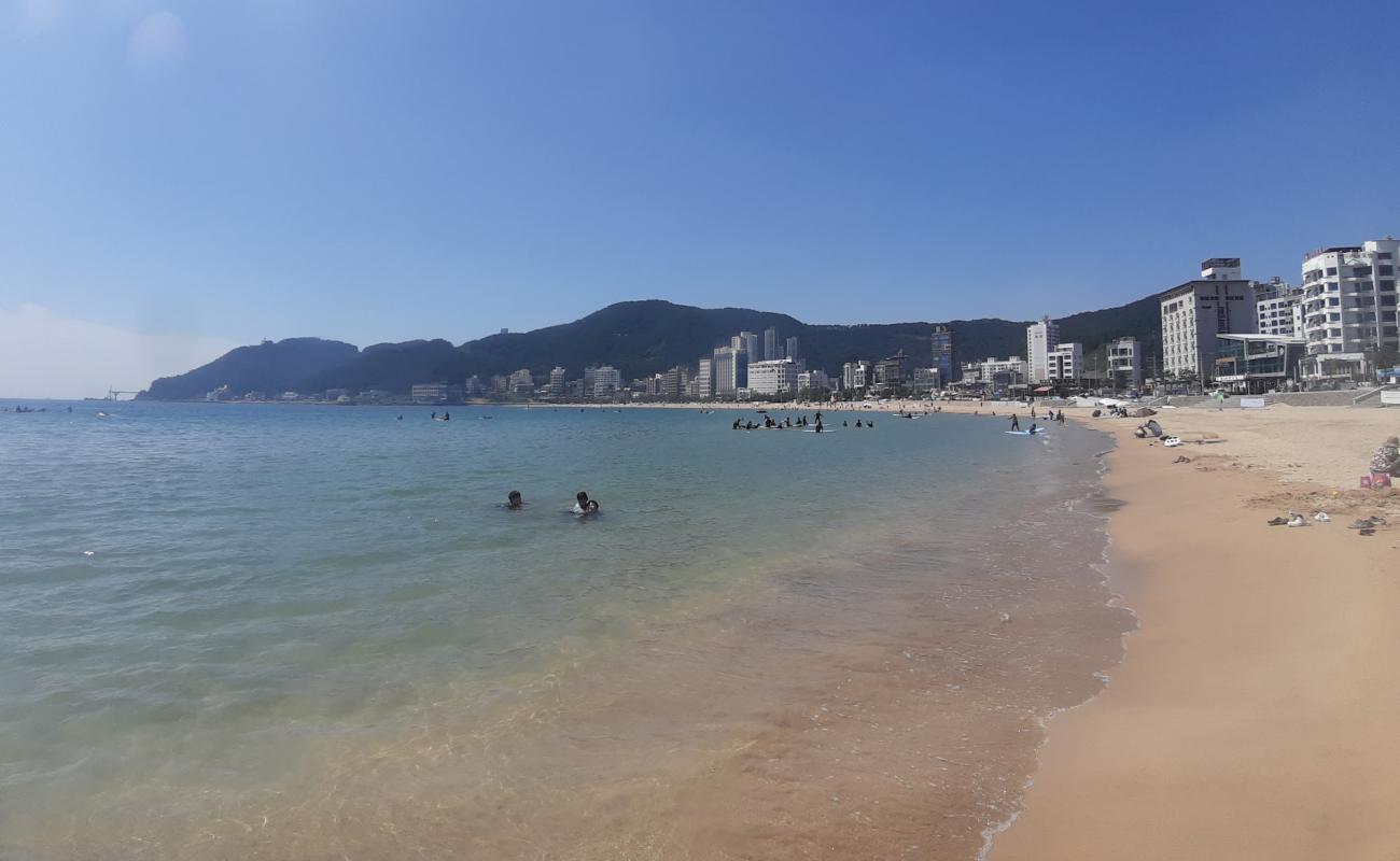 Фото Songjeong Beach с светлый песок поверхностью