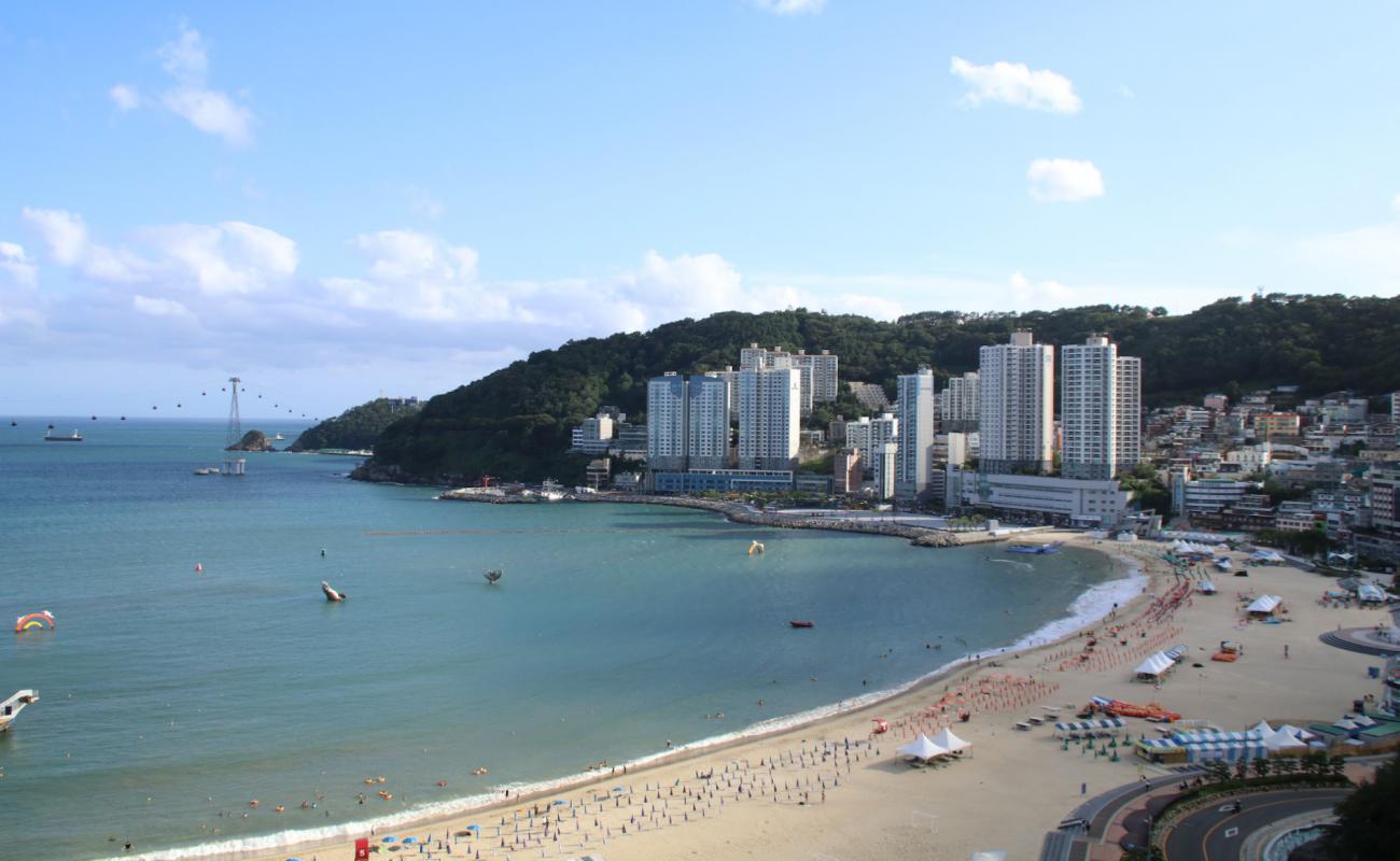 Фото Songdo Beach с светлый песок поверхностью