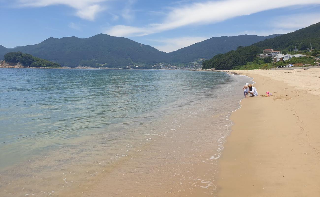 Фото Gujora Beach с светлый песок поверхностью