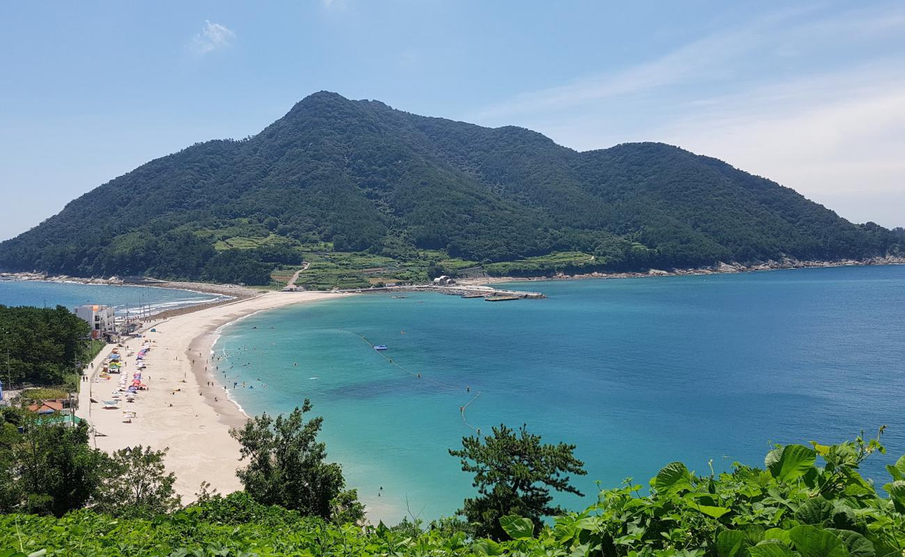 Фото Bijindo Beach с светлый песок поверхностью