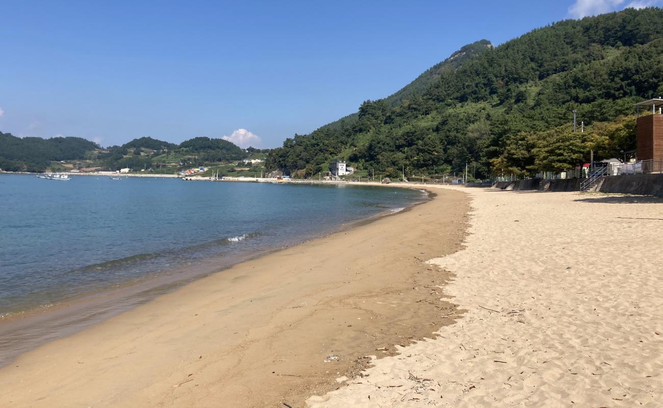 Фото Cousin Beach с светлый песок поверхностью