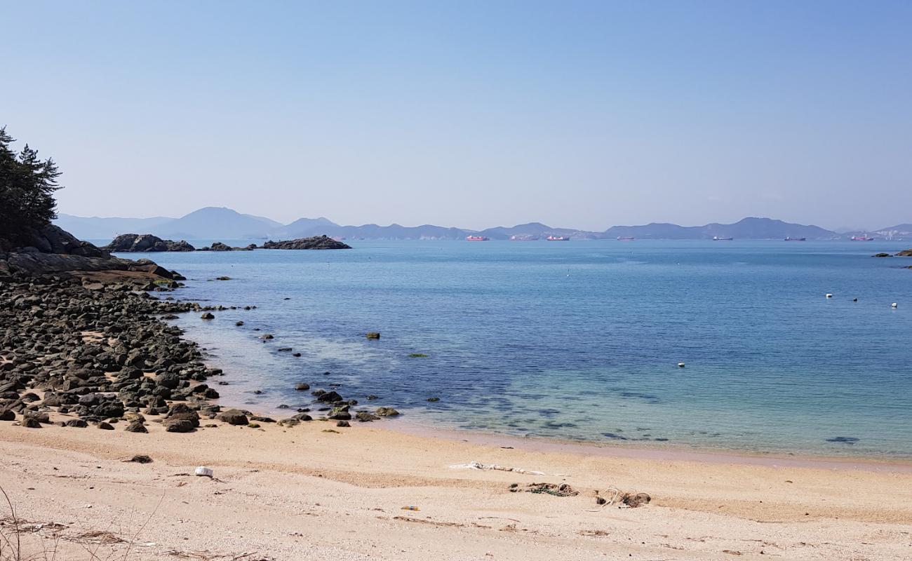 Фото Pyeongsan-ri Beach с светлый песок поверхностью