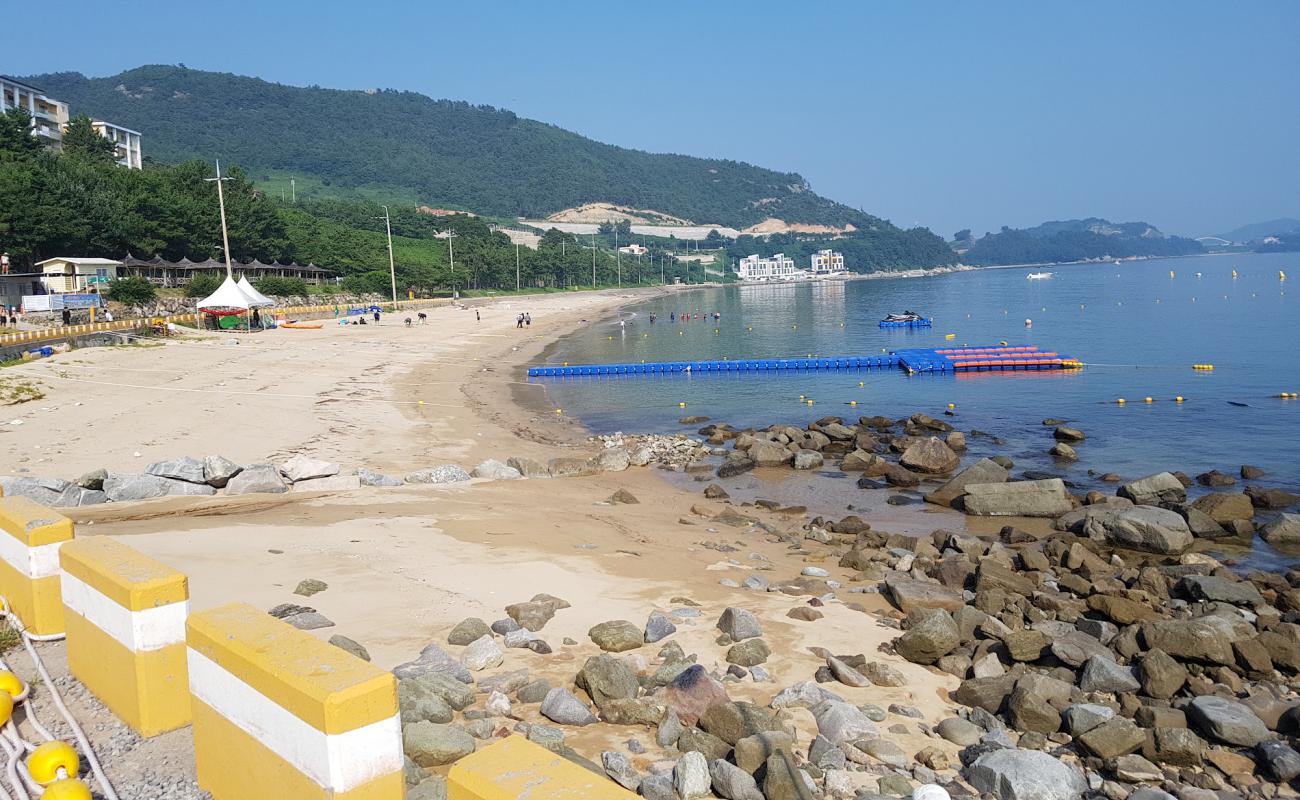 Фото Jangdeung Beach с светлый песок поверхностью