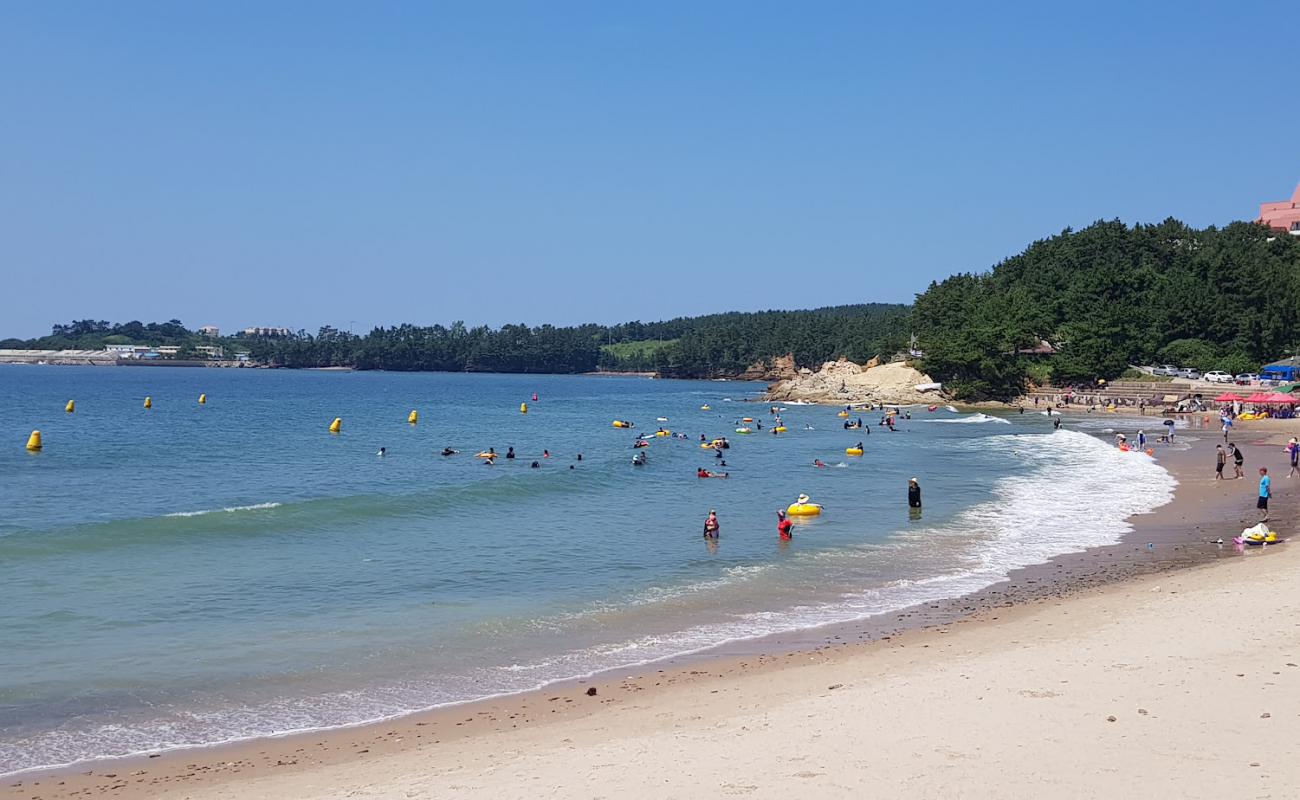 Фото Gyeokpo Haenomi Beach с светлый песок поверхностью