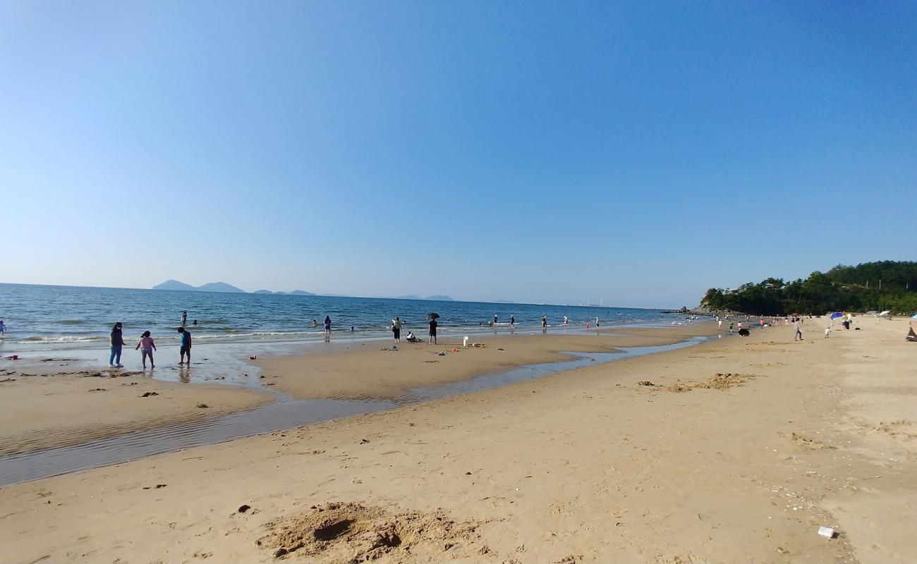 Фото Byeonsan Beach с светлый песок поверхностью