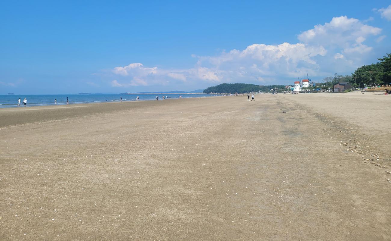 Фото Chunjangdae Beach с светлый песок поверхностью