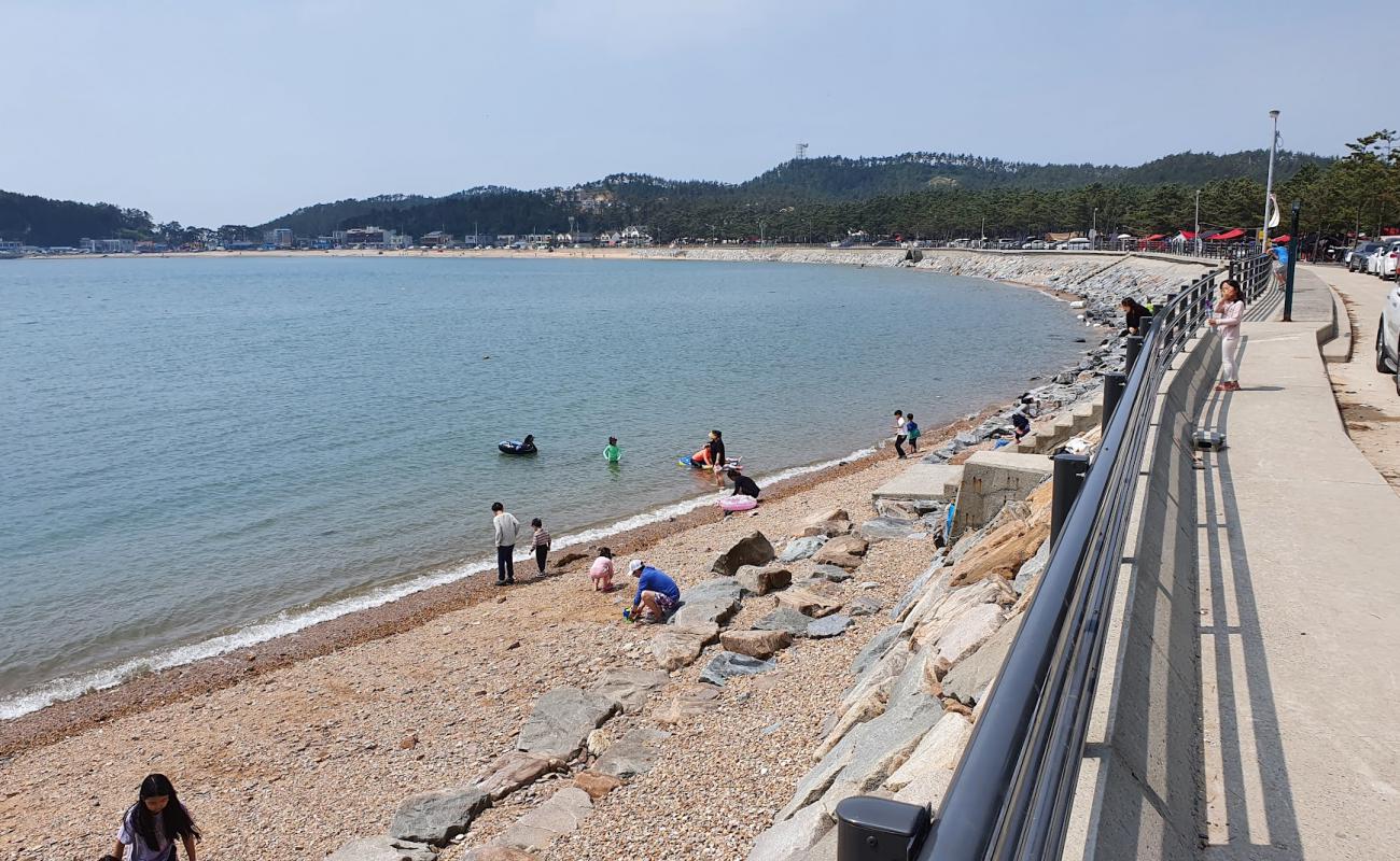 Фото Eoundol Beach с песок с галькой поверхностью